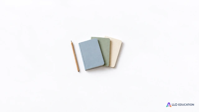 Trois petits carnets fermés sans inscription et un crayon entier, disposés ensemble sur une grande feuille blanche.