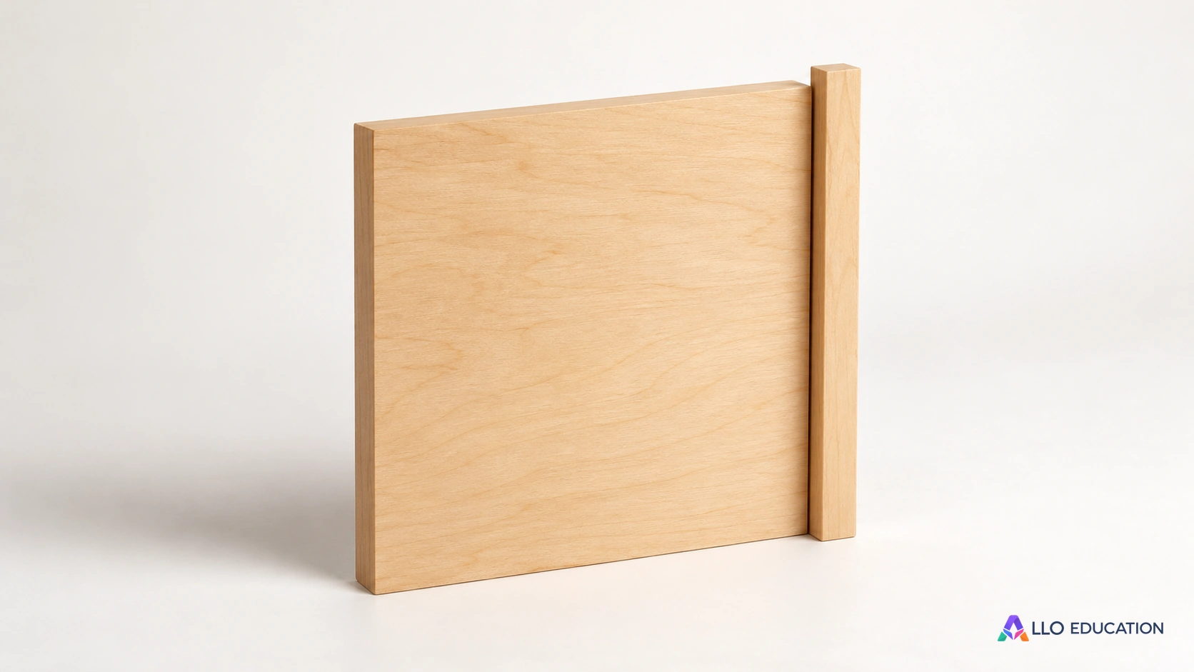 Une baguette lisse longe un côté d’une plaque carrée.